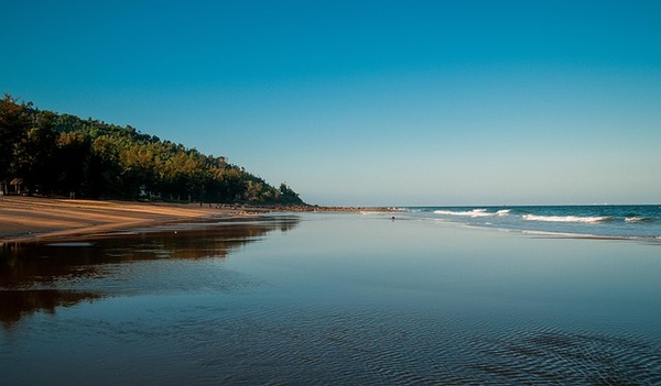 印度游客高空滑索时意外记录山下恐袭现场