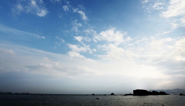 环卫工翻垃圾找手表